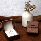 Gravírozott fa gyűrűtartó doboz