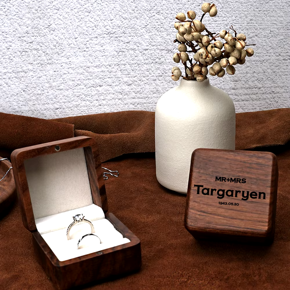 Gravírozott fa gyűrűtartó doboz