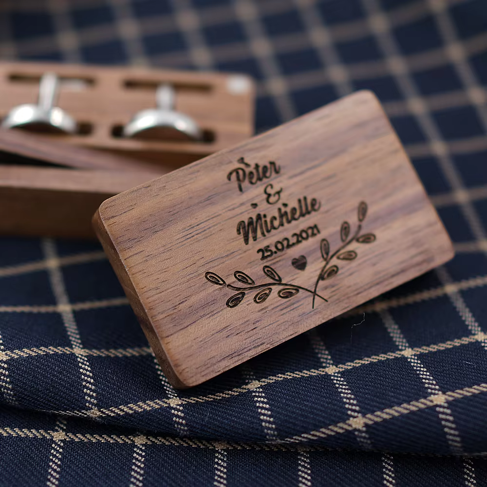 Gravírozott fa mandzsettagomb és nyakkendőtű