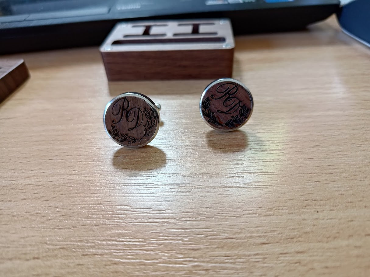 Gravírozott fa mandzsettagomb és nyakkendőtű