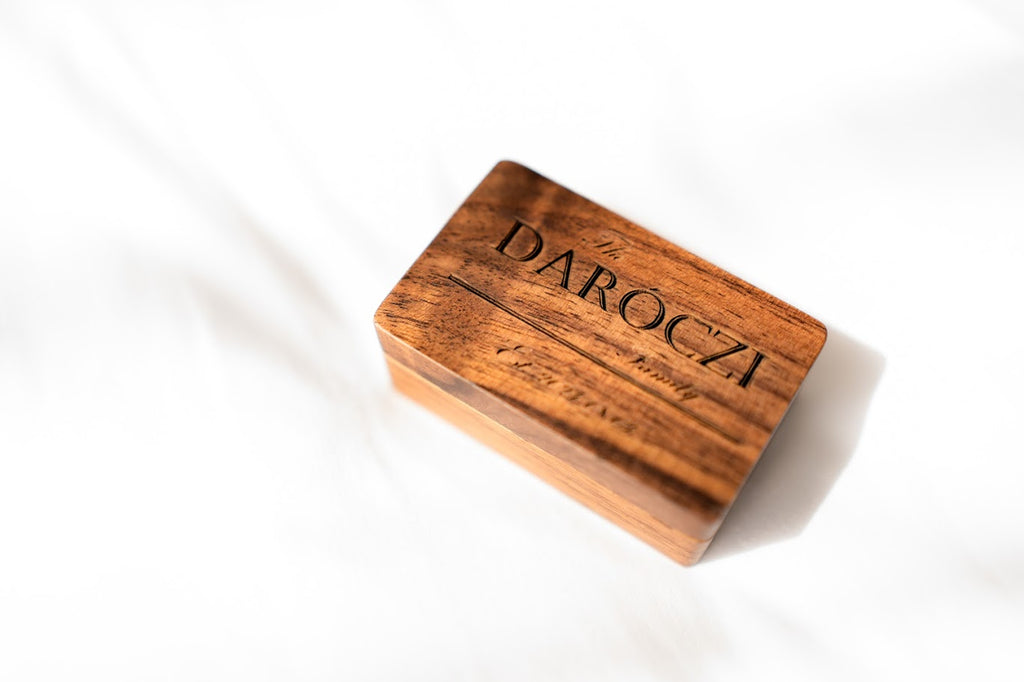 Gravírozott fa mandzsettagomb és nyakkendőtű